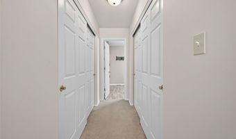 812 Whispering Village Cir, Ballwin, MO 63021