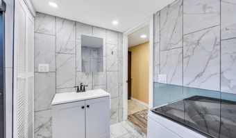 600 Broadway D14, Amityville, NY 11701