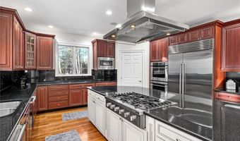30 Lenihan Ln, East Greenwich, RI 02818