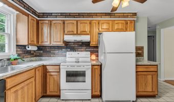 22 College St APT 3, Clinton, CT 06413