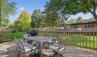 2 Sunset Ln, Algonquin, IL 60102