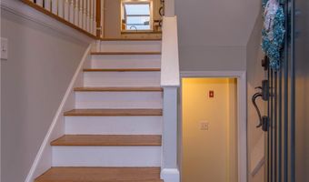 25 Algonquin Dr, Middletown, RI 02842