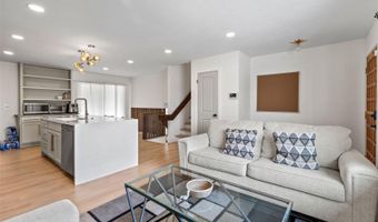 690 S Newark Ct, Aurora, CO 80012