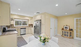 31 Edgemere Dr, Albertson, NY 11507
