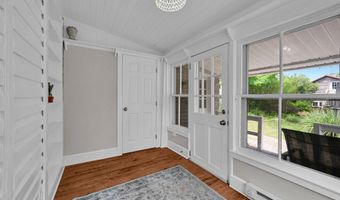 33 S 11TH St, Akron, PA 17501