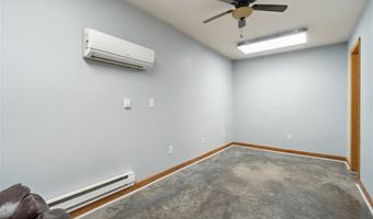 5276 Oakcrest Hill Rd SE, Riverside, IA 52327