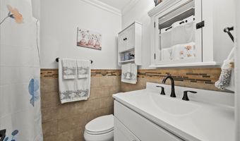 200 Merrick Rd R, Amityville, NY 11701