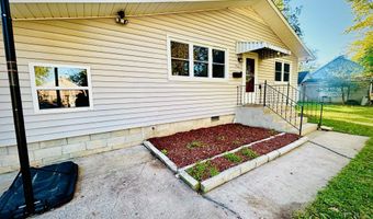 922 S Oak Ave, Aurora, MO 65605