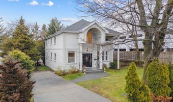 16 Arleigh Dr, Albertson, NY 11507