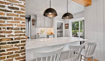 302 E MISSION Rd, Allouez, WI 54301