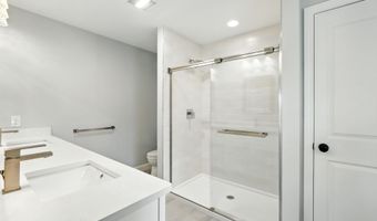 13 Kenwood Cir, Bloomfield, CT 06002