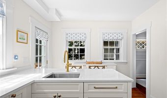 5 Pell St, Newport, RI 02840