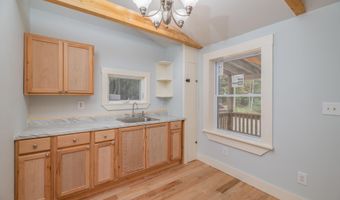 8 Magnolia Ln, Starks, ME 04911