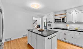 6 North Ln, Barrington, RI 02806