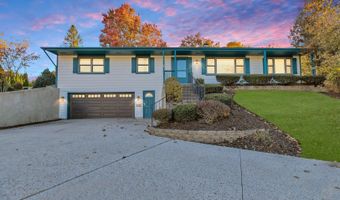 1405 Surrey Ln, Algonquin, IL 60102