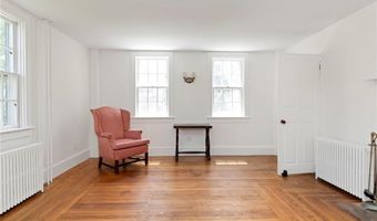 6 Baldwin Rd, Middletown, RI 02842