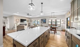 2820 E Daybreak Cir, Brandon, SD 57005