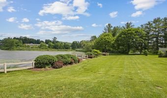 11 Boulevard Dr 10-44, Danbury, CT 06810