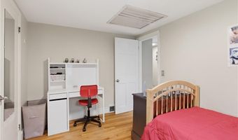 27 Old Meadow Ln, Cumberland, RI 02864