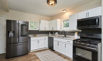 2416 E 38th Ct, Des Moines, IA 50317