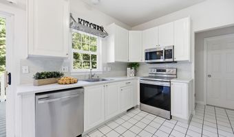46 Dundee Dr, Cheshire, CT 06410