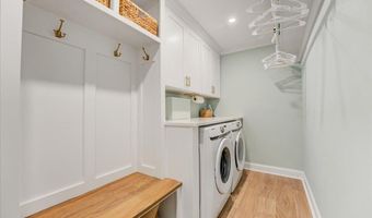 537 Roxbury Rd, Belford, NJ 07718