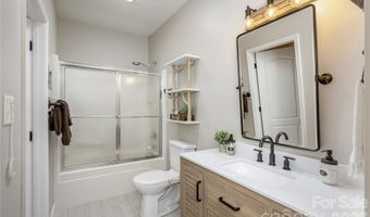 7 Oak Hollow Dr, Asheville, NC 28805
