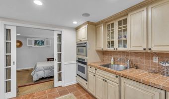 14 Bunker Hill Dr, Middletown, NJ 07748