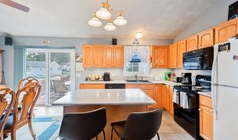 80 TOMAHAWK Trl, Cranston, RI 02921