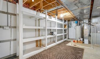 821 Heatherhaven Dr, Ballwin, MO 63011