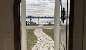 206 Edgewater Dr, Algonac, MI 48001