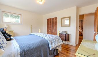 8 Spruce Ave, Middletown, RI 02842