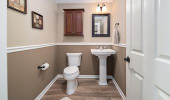 35 Shinnecock Hills Dr, Albany, NY 12205