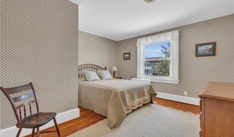 4 Van Zandt Ave, Newport, RI 02840