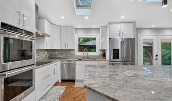 2843 S Briarwood Dr E, Arlington Heights, IL 60005