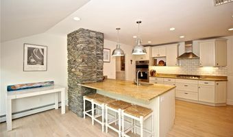 215 Coggeshall Ave, Newport, RI 02840