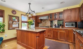 18 Valley Stream Dr, Cumberland, RI 02864