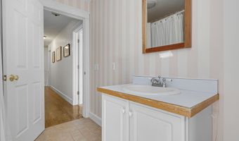 2 Sunnyfield Ln, Falmouth, ME 04105
