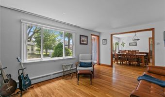 61 Richmond St, Bristol, RI 02809