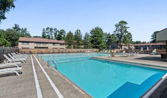 137 Point Of Woods Dr, Albany, NY 12203