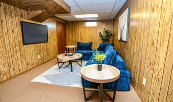 903 Willow Dr, Aberdeen, SD 57401
