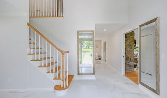 20 Laura Dr, Danbury, CT 06811