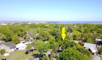63 8th St, Apalachicola, FL 32320