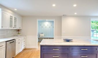 1 Cheshire Dr, Barrington, RI 02806