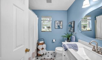 21 Lakeview Dr, Branford, CT 06405