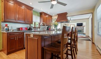 10 Colonial Dr, Clinton, CT 06413