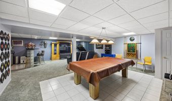 190 Lake Dr S, Algonquin, IL 60102