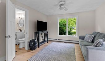 8 Woodsia Rd, Narragansett, RI 02874