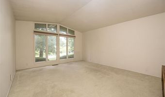 425 Kenilworth Ln, Ballwin, MO 63011