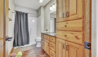 325 Lakeshore Dr, Arnolds Park, IA 51331